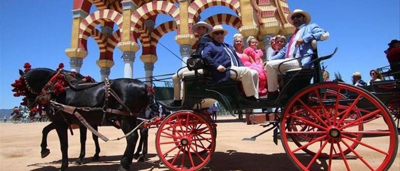 Un carruaje junto a la portada de la Feria de Córdoba.