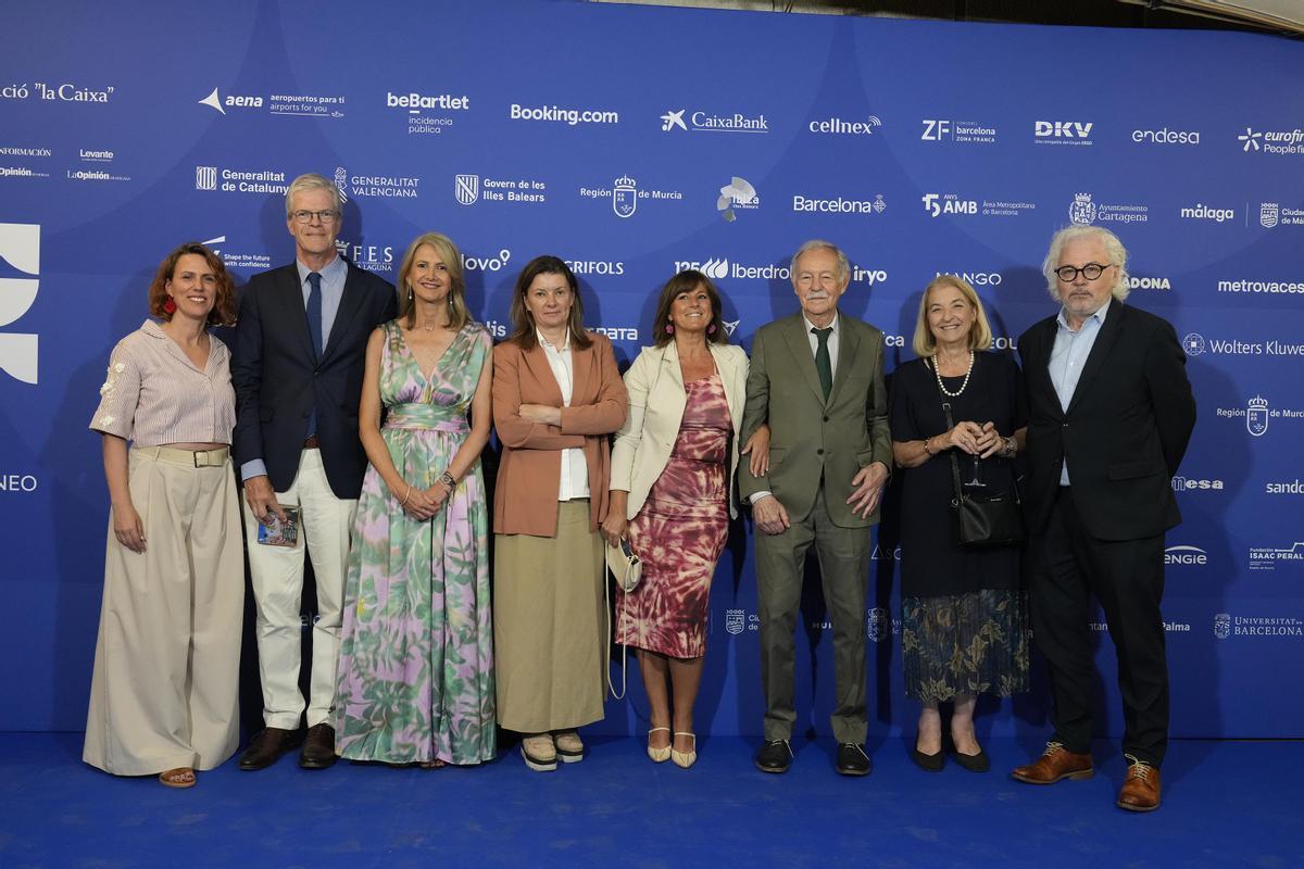 III Foro Económico y Social del Mediterráneo organizado por Prensa Ibérica. De izda a dcha: Mabel Mas, directora general de El Periódico; Martí Savalls, jefe de información económica de Prensa Ibérica; Carme Poveda, de la Cambra de Comerç de Barcelona, Sara Puig, presidenta de Fundació Joan Miró; Marta Martí, el escritor Eduardo Mendoza, Paloma Taltavull, catedrática de economía de la Universidad de Alicante, Alex Sàlmon, Director del suplemento 'Abril' de Prensa Ibérica. Barcelona, 16 de junio de 2026. Fotografía de Ferran Nadeu III Foro Económico y Social del Mediterráneo organizado por Prensa Ibérica. De izda a dcha: Mabel Mas, directora general de El Periódico; Martí Savalls, jefe de información económica de Prensa Ibérica; Carme Poveda, de la Cambra de Comerç de Barcelona, Sara Puig, presidenta de Fundació Joan Miró; Marta Martí, el escritor Eduardo Mendoza, Paloma Taltavull, catedrática de economía de la Universidad de Alicante, Alex Sàlmon, Director del suplemento 'Abril' de Prensa Ibérica. Barcelona, 16 de junio de 2026. Fotografía de Ferran Nadeu
