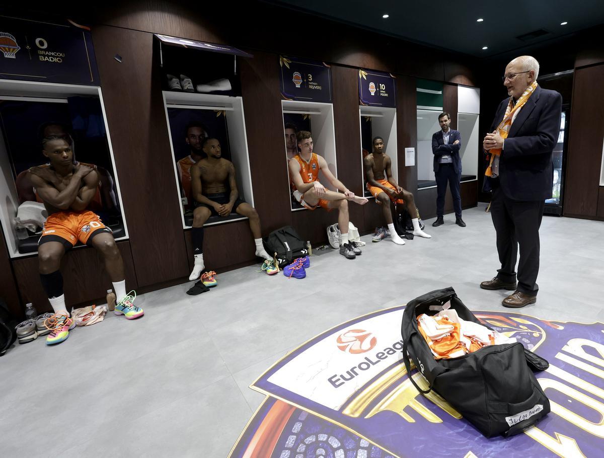 Juan Roig, en el vestuario del equipo tras caer en la última Final Four de Atenas.