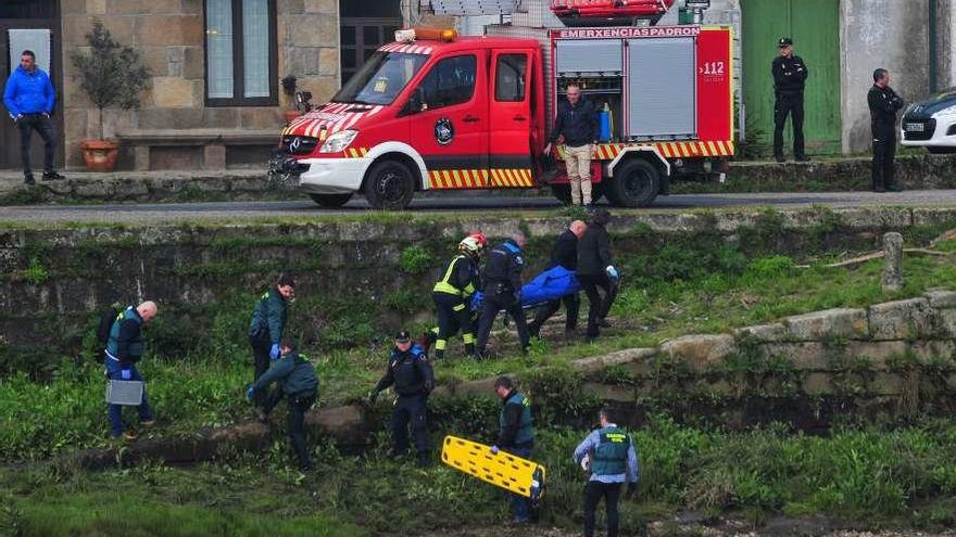 Momento en el que trasladan el cadáver localizado en aguas del Ulla. // Iñaki Abella