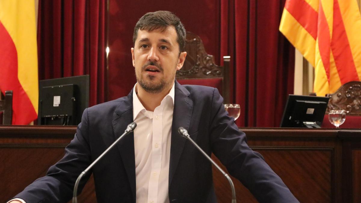 El diputado de Més Ferran Rosa durante una intervención en el Parlament.