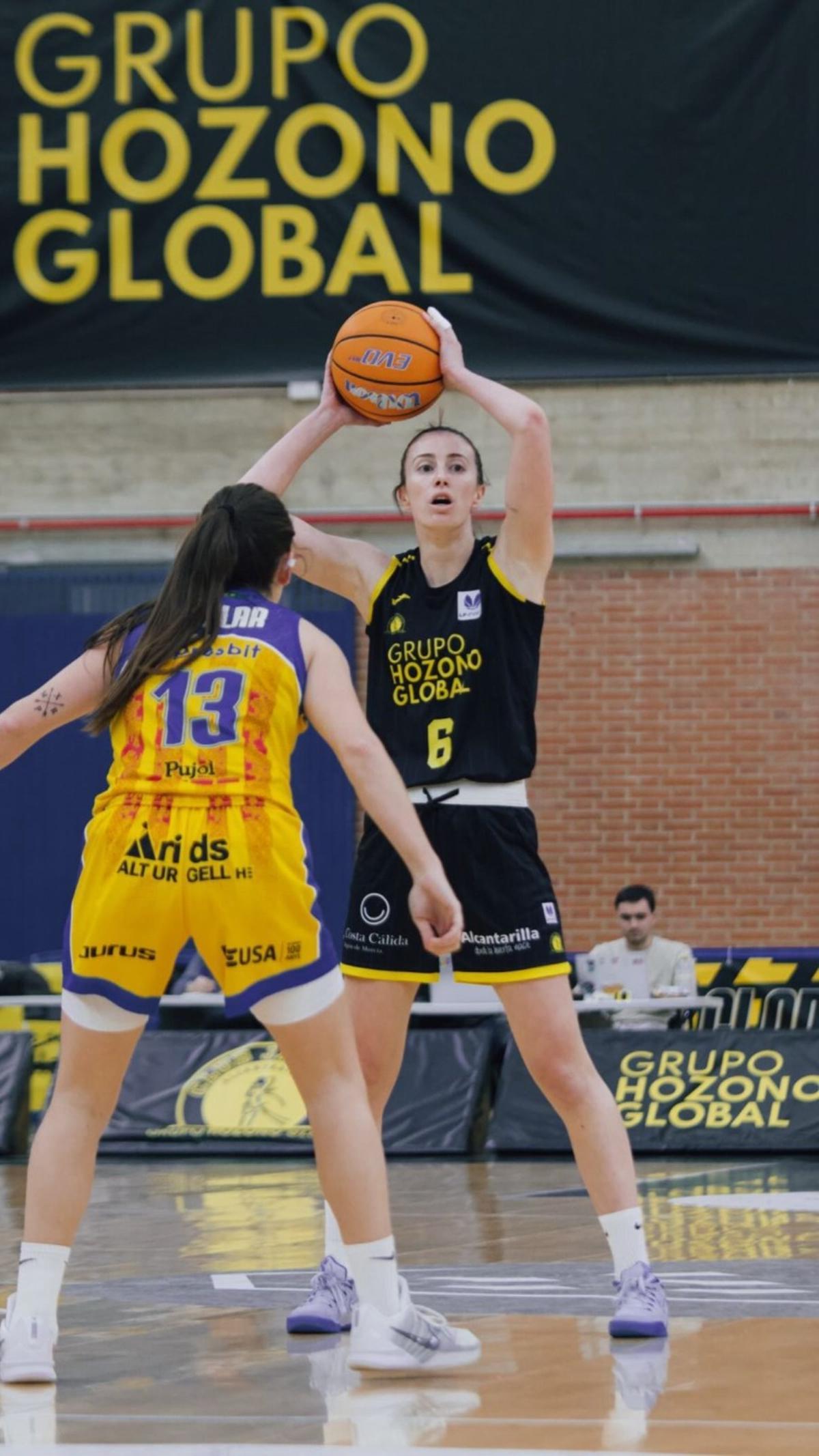 Regina Aguilar defensant a la jugadora del Jairis Aina Ayuso