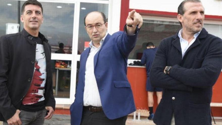 Javi Guerrero, junto al presidente José Castro y Óscar Arias.