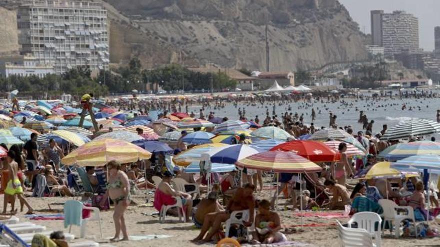 Las playas alicantinas, entre ellas el Postiguet, en la imagen ayer, tendrán wifi gratis &quot;a medio plazo&quot;, según el alcalde