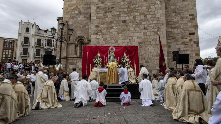 Traslado procesional de la Virgen de la Concha la víspera del Corpus Christi