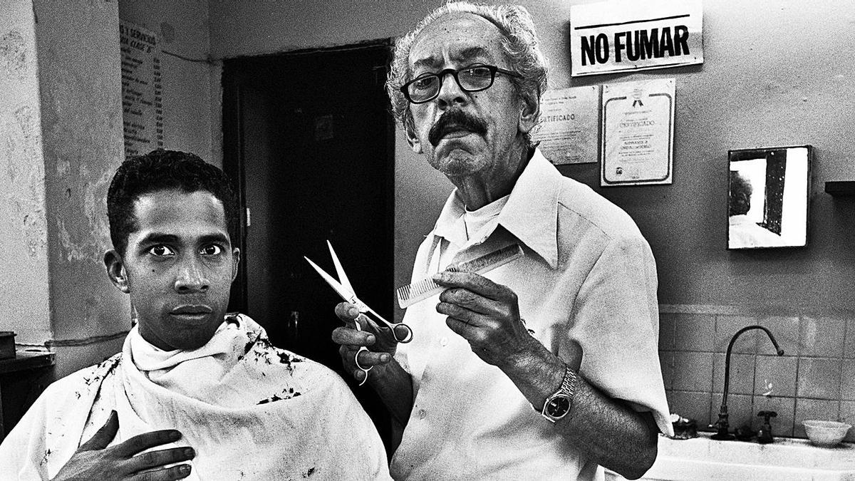 Barbería en Centro Habana, 1995.