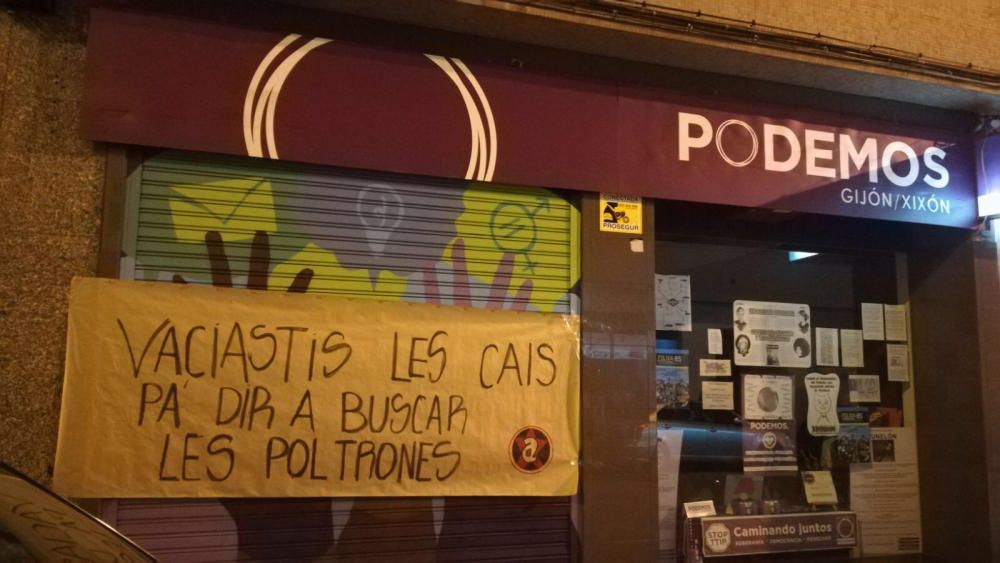 La Casa Sindical de Avilés y numerosas sedes de partidos en toda Asturias amanecen con pancartas de repulsa