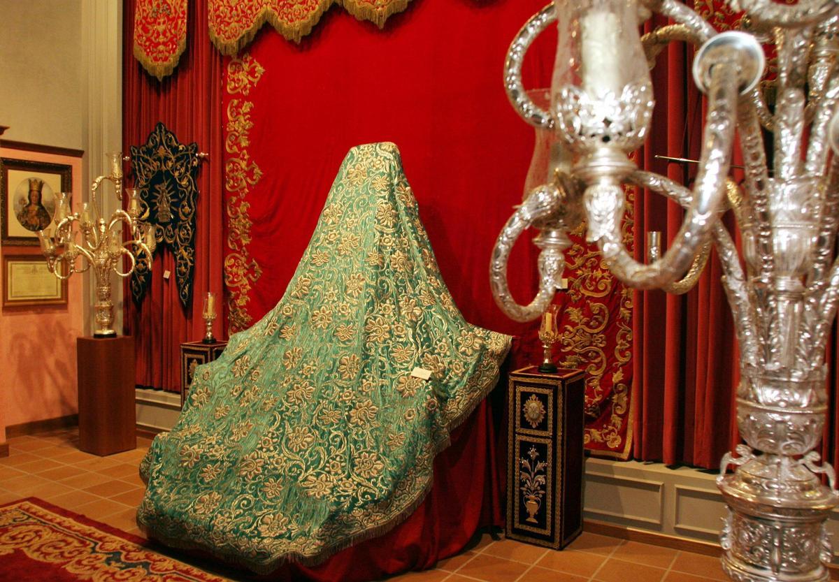 El espectacular manto donado por Anita Delgado a la Virgen de la Victoria