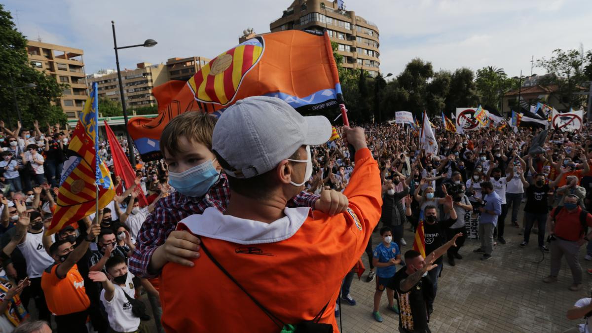 Las imágenes de la marcha de la afición valencianista contra Lim