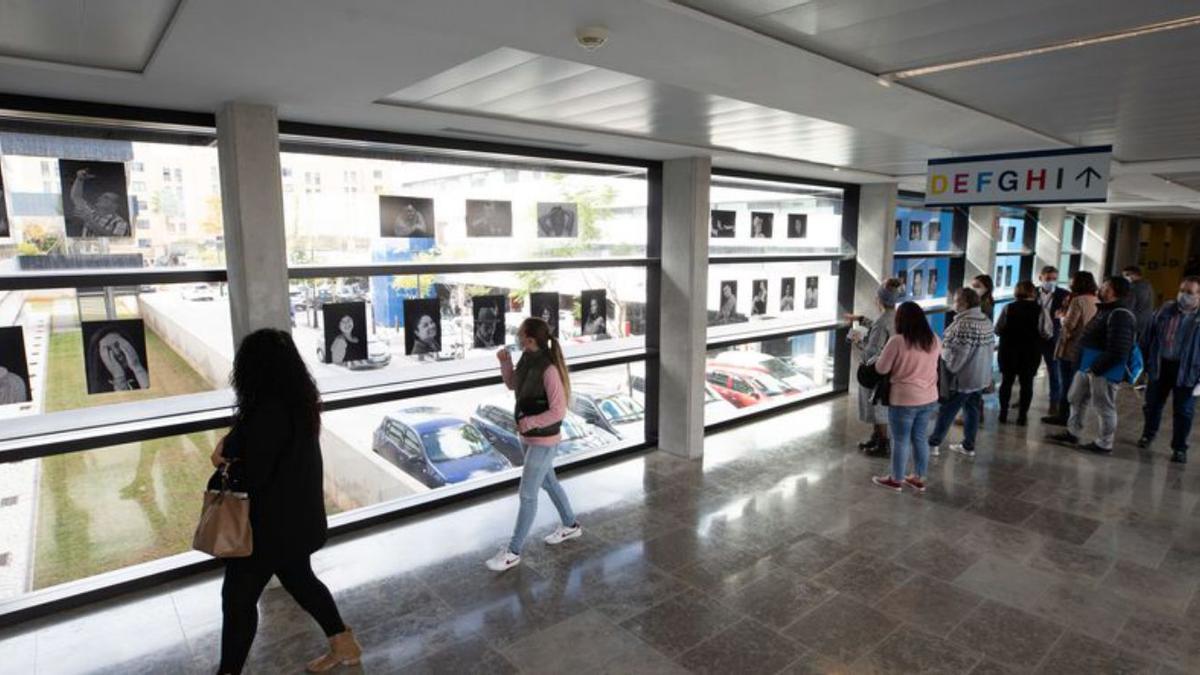 Vista de la exposición de imágenes &#039;Jo no soc el meu diagnòstic&#039;, con motivo del vigésimo aniversario del centro hospitalario.