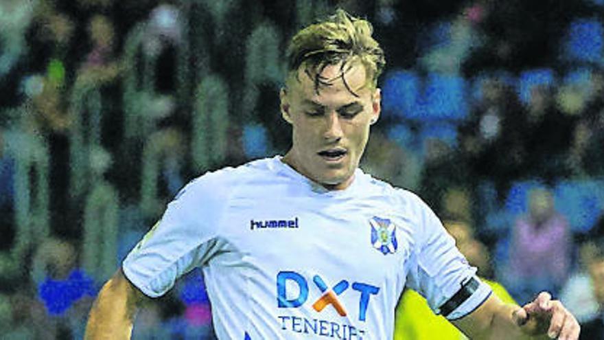 Dani Gómez controla un balón durante el Tenerife-Rayo.