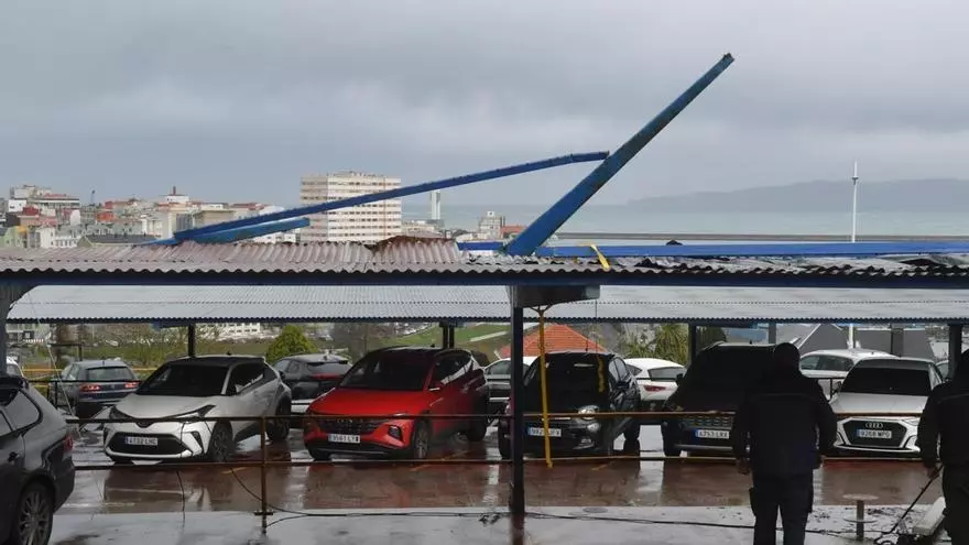 La borrasca Ingrid causa destrozos en la estructura del parking del Chuac