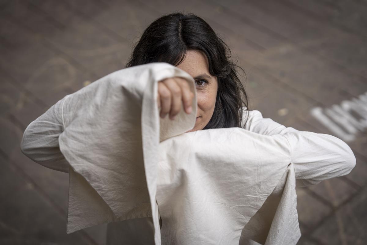 Barcelona 29/09/2025 Icult. Entrevista a la cantautora folk Lorena Álvarez, que publica nuevo disco. Será en alguna de las terrazas de la plaza Osca, en Sants. AUTOR: MANU MITRU