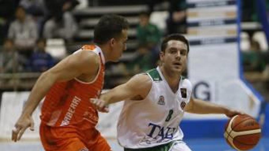 Faner controla el balón en el partido ante Valencia Basket.