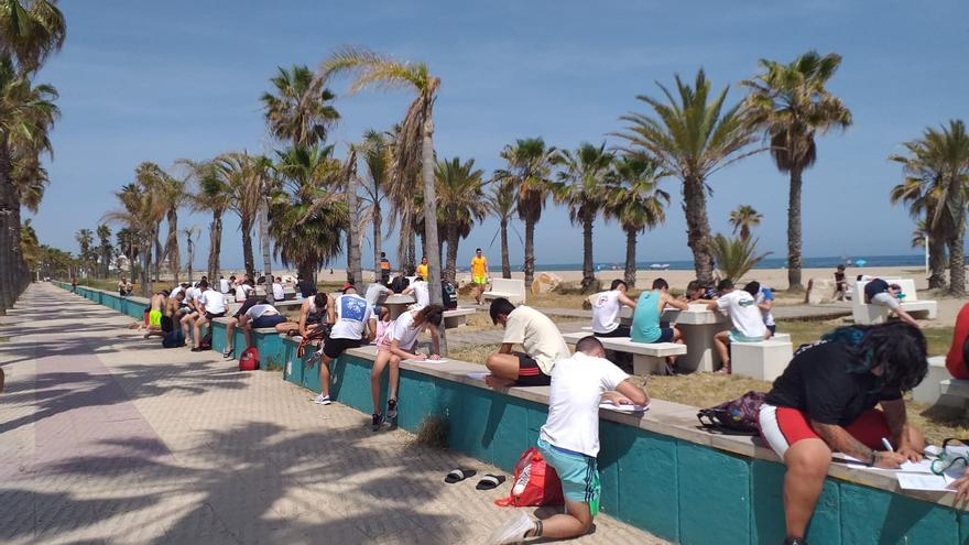 La polémica imagen que deja el examen de los aspirantes a socorrista en Castellón