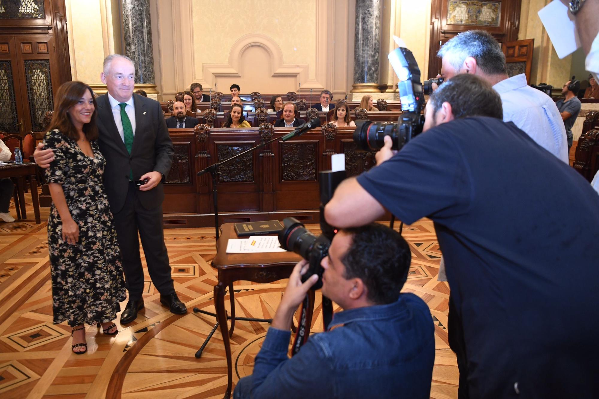 El pleno de A Coruña da la bienvenida a Miguel Lorenzo y despide a Claudia Delso