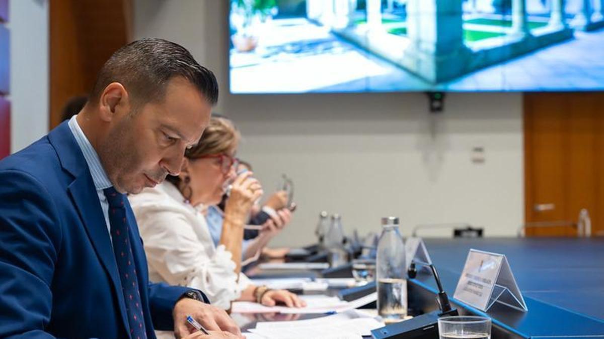 El vicepresidente y consejero de Desregulación, Servicios Sociales y Familia, Óscar Fernández Calle, en el Consejo de Gobierno de la Junta de Extremadura.