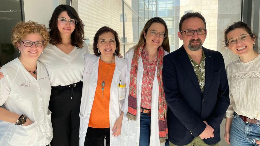 De izquierda a derecha, parte del equipo profesional que participa en el estudio: Catalina de Paco, Unidad Medicina Fetal; Gabriela Cortez, cirujana Maxilofacial; Encarna Guillén, pediatra y genetista; Teresa Martínez, dermatóloga; Federico Martínez, dentista; y Elena Pérez, data manager. | IMIB