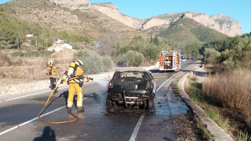 Arde un coche en la carretera de la Xara a Jesús Pobre