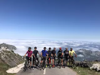 Ciclismo turístico: emulan a sus campeones y están en las nubes