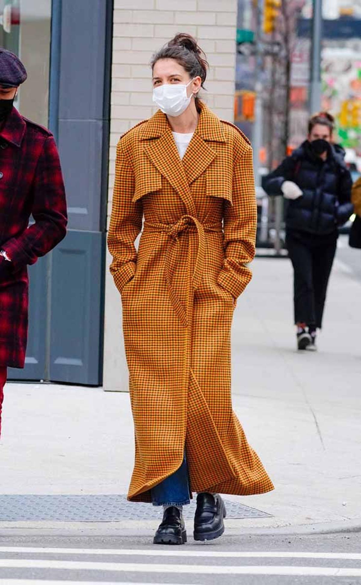 Katie Holmes con abrigo a cuadros de Khaite