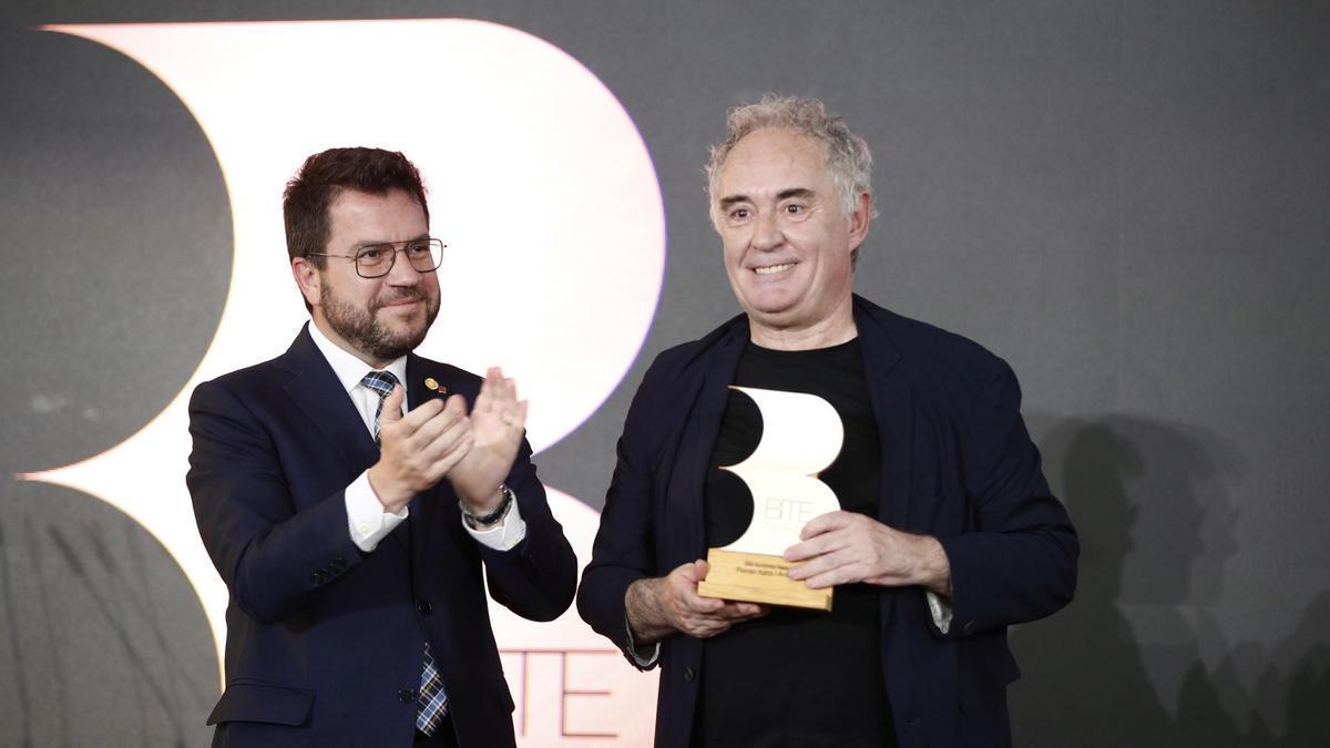 El president de la Generalitat, Pere Aragonès, aplaudeix el cuiner Ferran Adrià en el moment de recollir el premi Bite honory award per la difusió de la cultura catalana