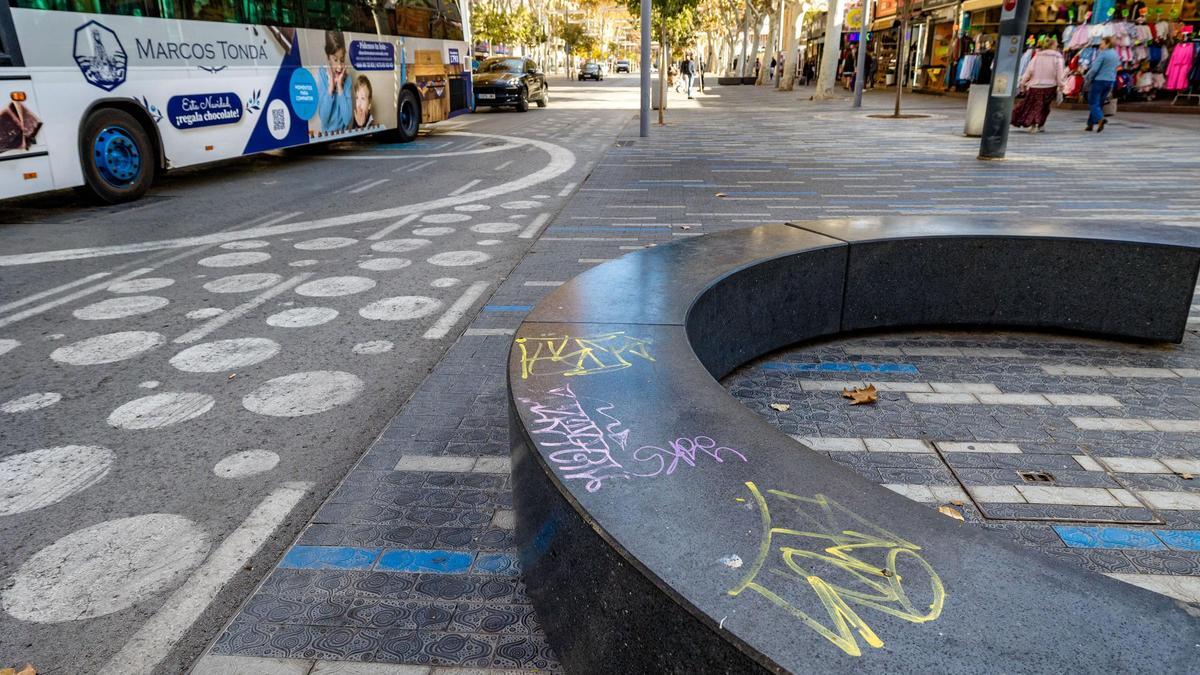 Uno de los bancos de la avenida del Mediterráneo de Benidorm.