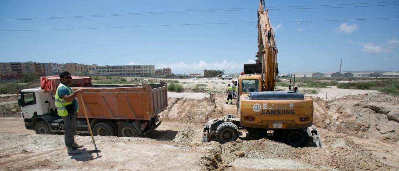 Operarios trabajando en la explanación de terrenos en el PAU 1 para construir un nuevo tramo de la Vía Parque.