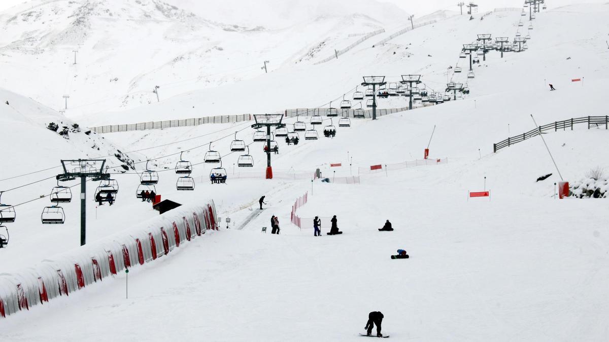 Pla general d&#039;algunes de les pistes d&#039;esquí de Boí Taüll el primer dia de la temporada d&#039;esquí 2021-2022, el 27 de novembre de 2021. (Horitzontal)