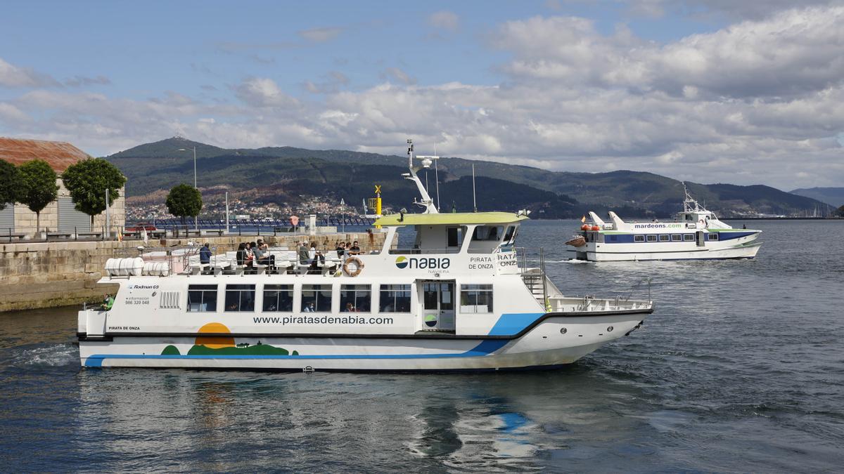 Salida del puerto de Vigo de los barcos con destino a Cangas y Moaña