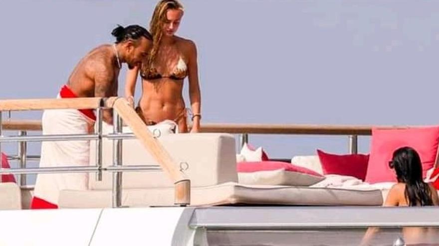 El piloto de Fórmula 1 Lewis Hamilton pasea en yate por la costa de Ibiza