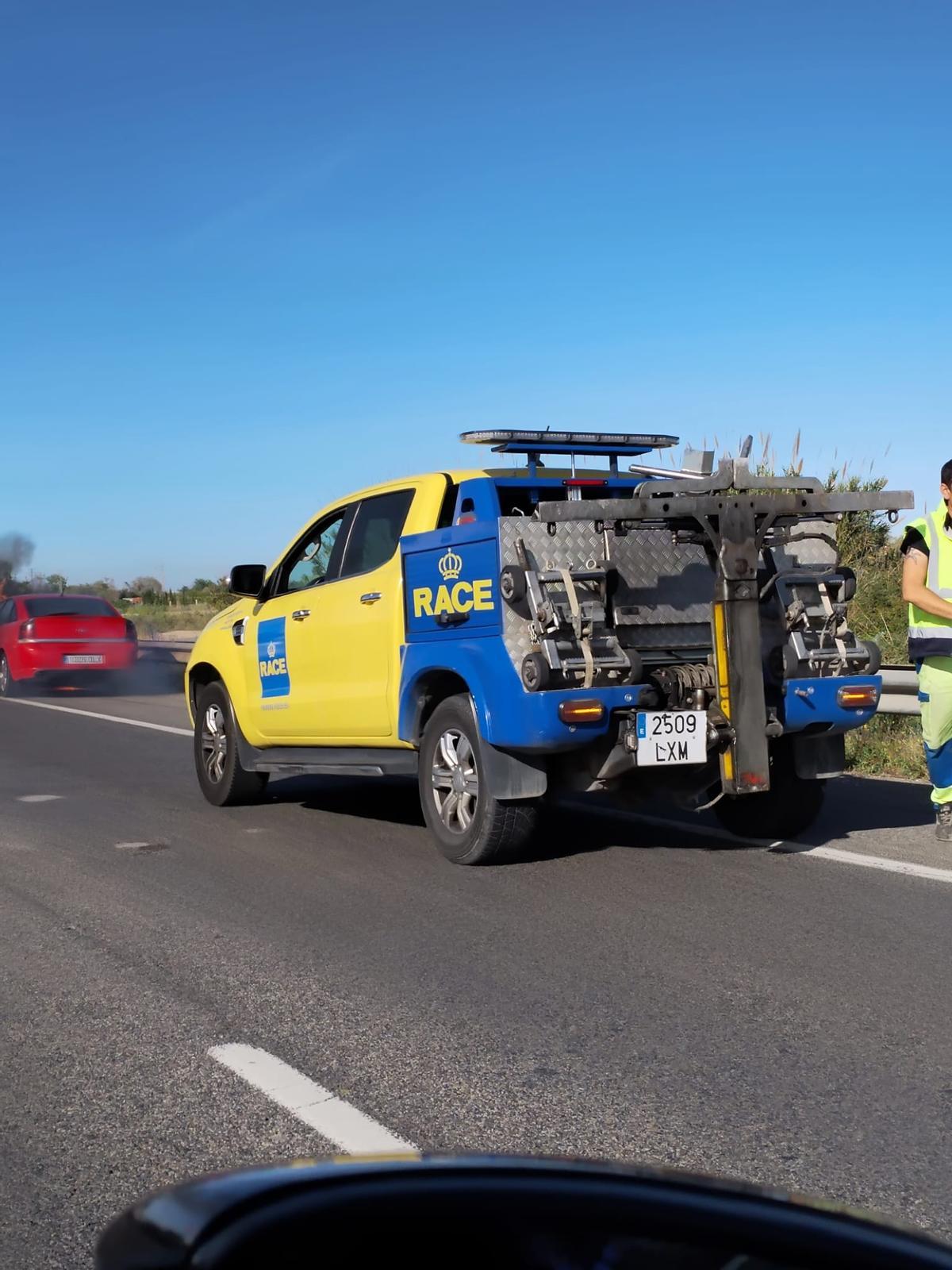 Susto en la Pista de Silla: Un coche arde a la altura de Catarroja