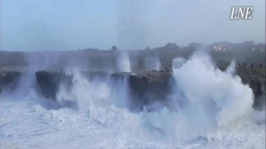 Gran oleaje en Llanes: Bufones de Pría y playa de Cobijeru