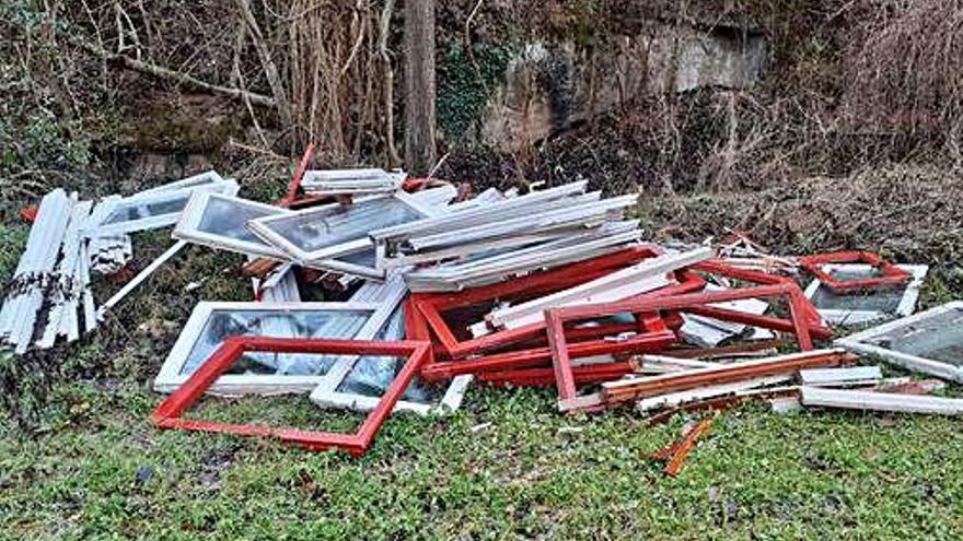 Les persianes i finestres que es van abocar al bosc