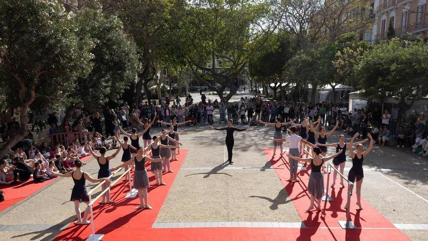 Lección de 'ballet' al aire libre en Ibiza para celebrar el Día Internacional de la Danza