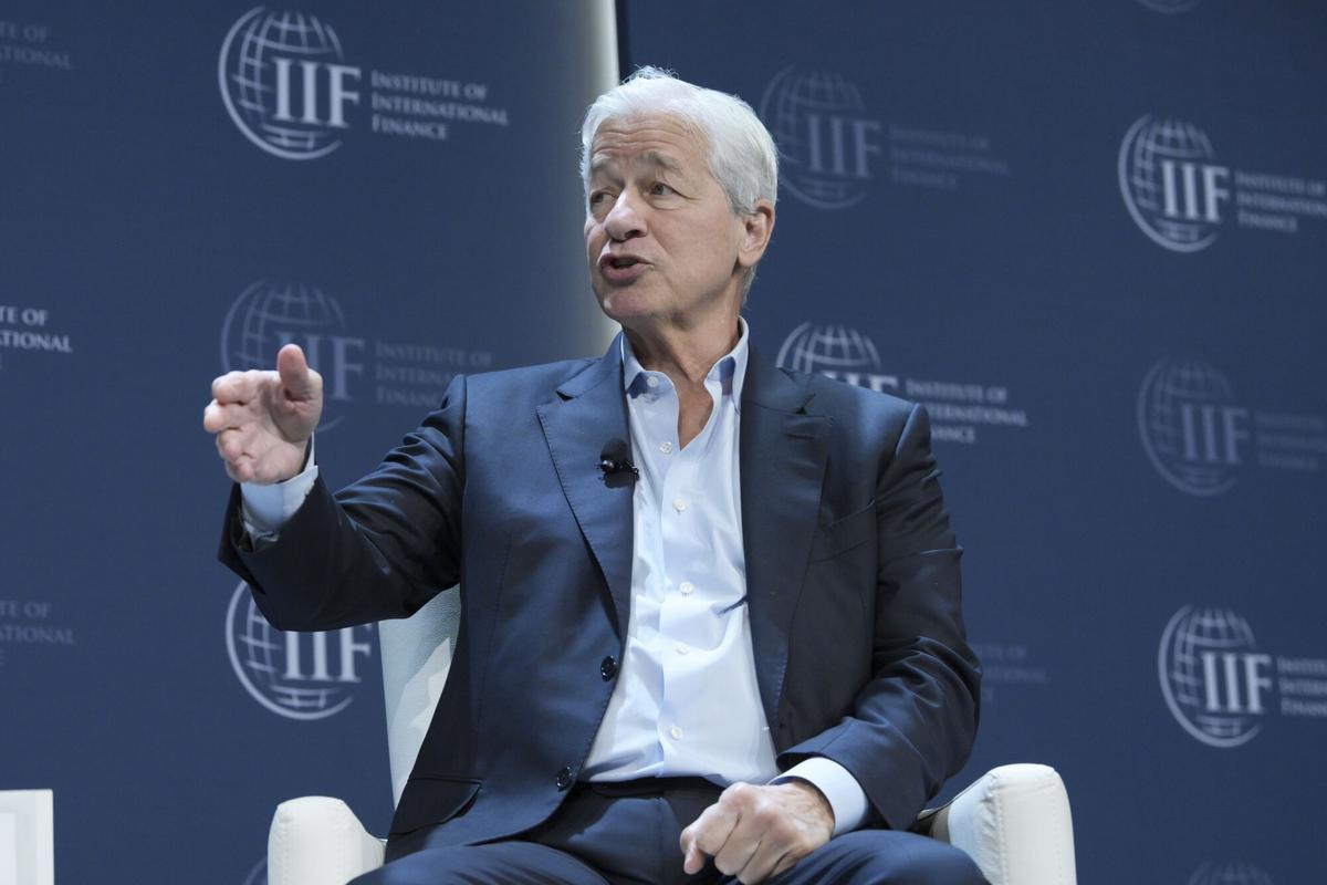 Fotografía de archivo del director ejecutivo de JP Morgan Chase, Jamie Dimon, hablando durante un foro en Washington (Estados Unidos). EFE/ Lenin Nolly
