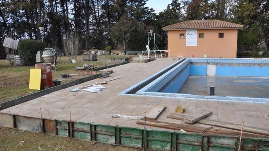 Avanzan a buen ritmo las obras en el vaso de la piscina de Bolaso