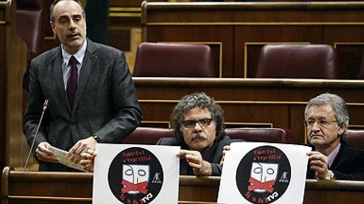 Diputados de ERC muestran carteles con Joan Ridao