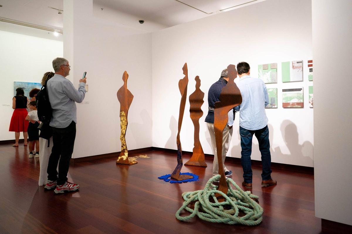 Público asistente a la inauguración de de la exposición de la artista Eva Tarrío, &quot;Nas marxes do diario&quot;, en Afundación Vigo