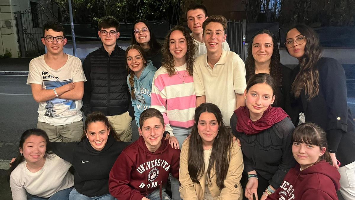 Integrantes del grupo de teatro Rocinante, del colegio Medalla Milagrosa