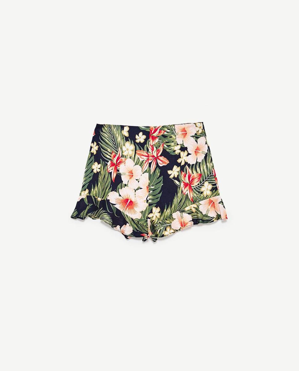 Larga vida al short (más allá del denim): Bermuda de flores, de Zara (19,95 euros).