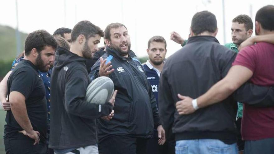 Rogelio Sabio da órdenes a sus jugadores durante un entrenamiento del CRAT.