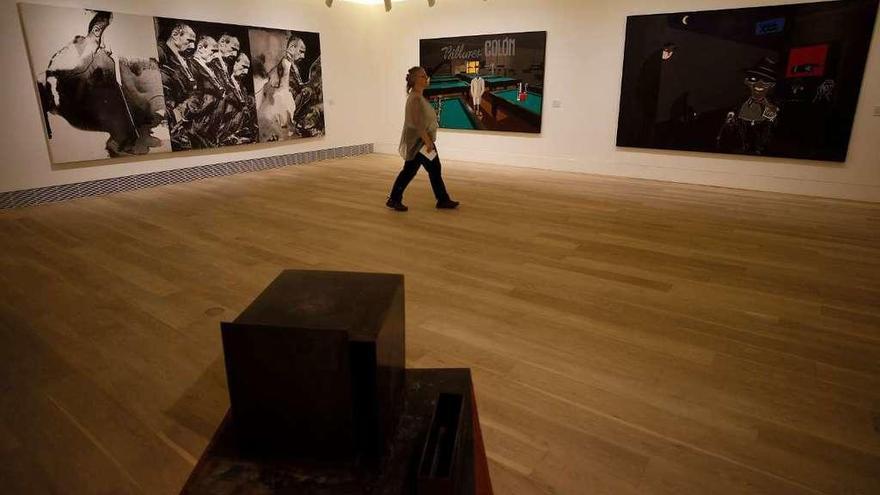 Por la izquierda, las obras &quot;La Espera&quot;, &quot;El bosque maravilloso&quot; y &quot;Toda la ciudad habla de ello&quot;, ayer, en la sala 27 del Bellas Artes.