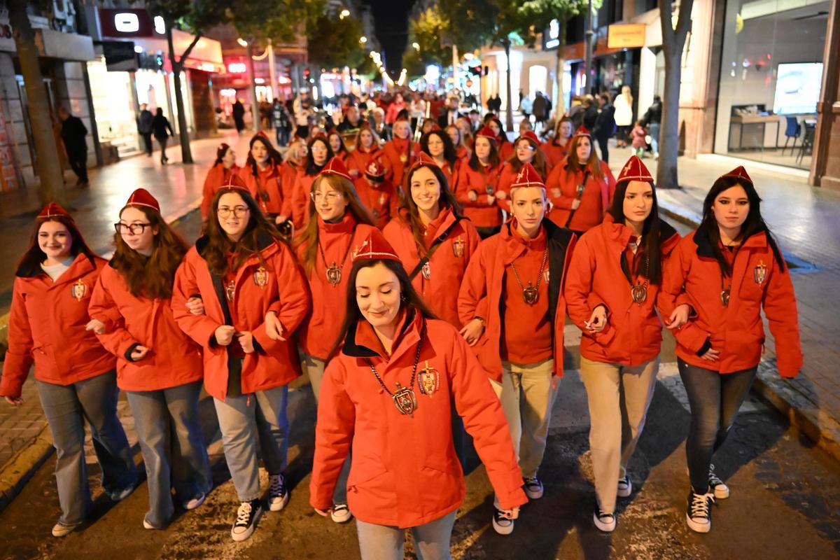 Los Moros y Cristianos desfilan por las calles de Elche en la Entraeta del Mig Any Los Moros y Cristianos desfilan por las calles de Elche en la Entraeta del Mig Any