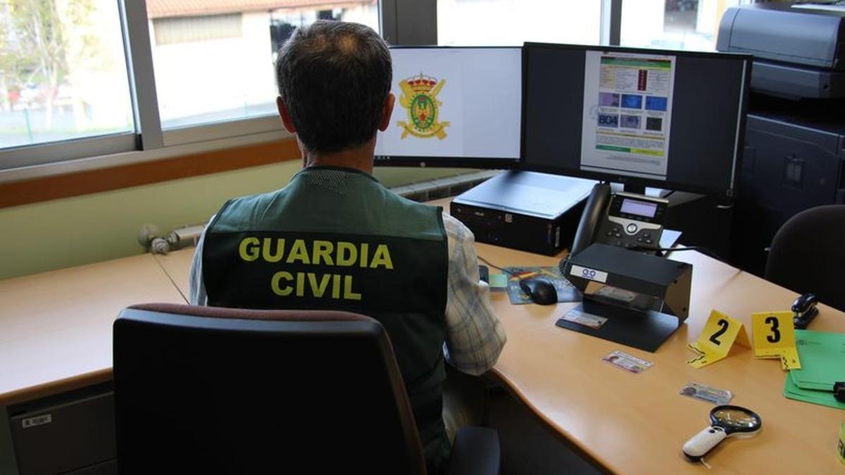 El Grupo de Investigación y Análisis del Tráfico del Sector de Tráfico de Galicia (GIAT), investigó a un varón como supuesto autor de un delito contra la seguridad vial y otro de falsificación de documento público