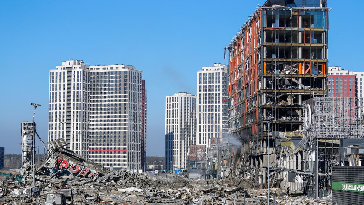 Una imagen de los destrozos causados por el bombardeo en Kiev.