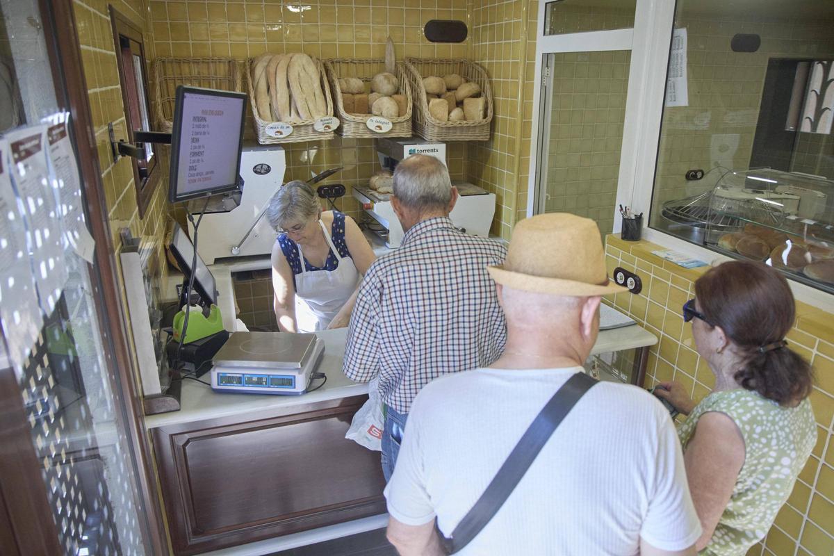 La Fina atenent els clients.
