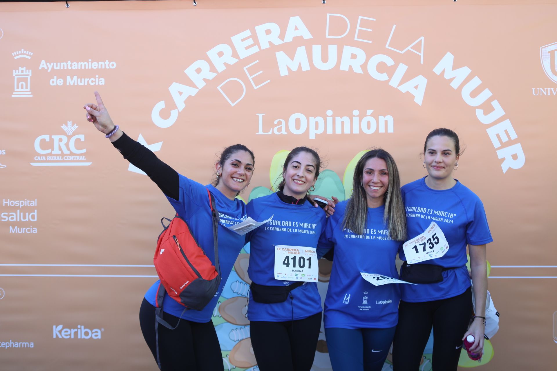 Las participantes posan en el photocall tras finalizar la Carrera de la mujer de Murcia