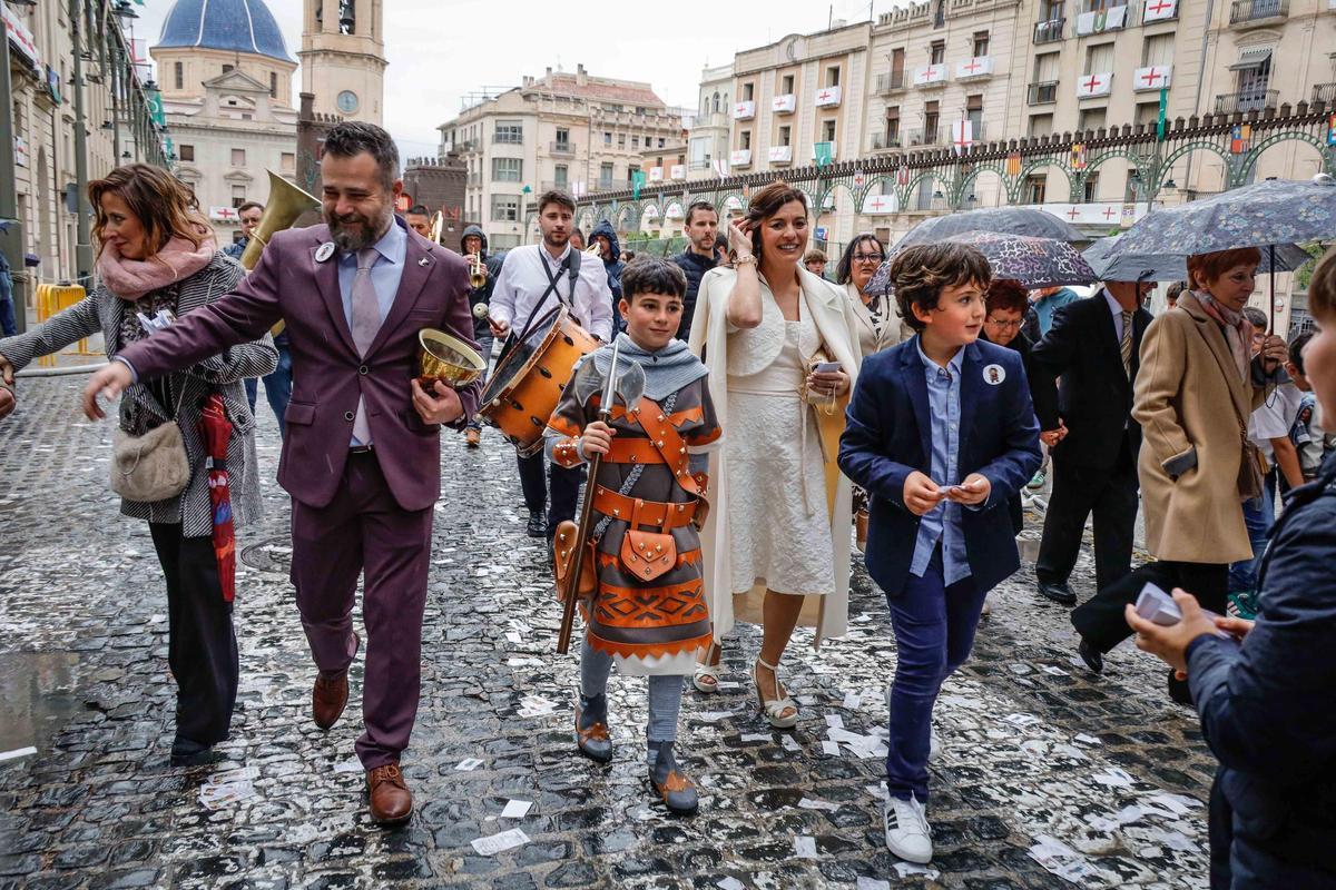 La lluvia concede una tregua a la Gloria Infantil de Alcoy La lluvia concede una tregua a la Gloria Infantil de Alcoy