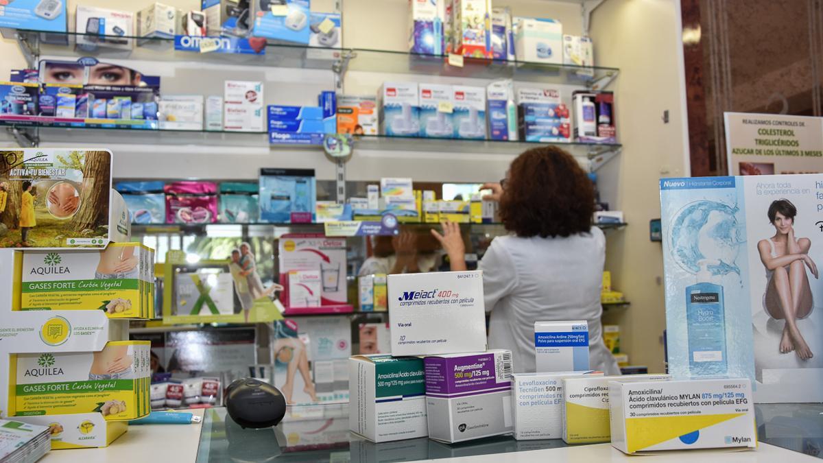 Envases de antibióticos expuestos en el mostrador de una farmacia.